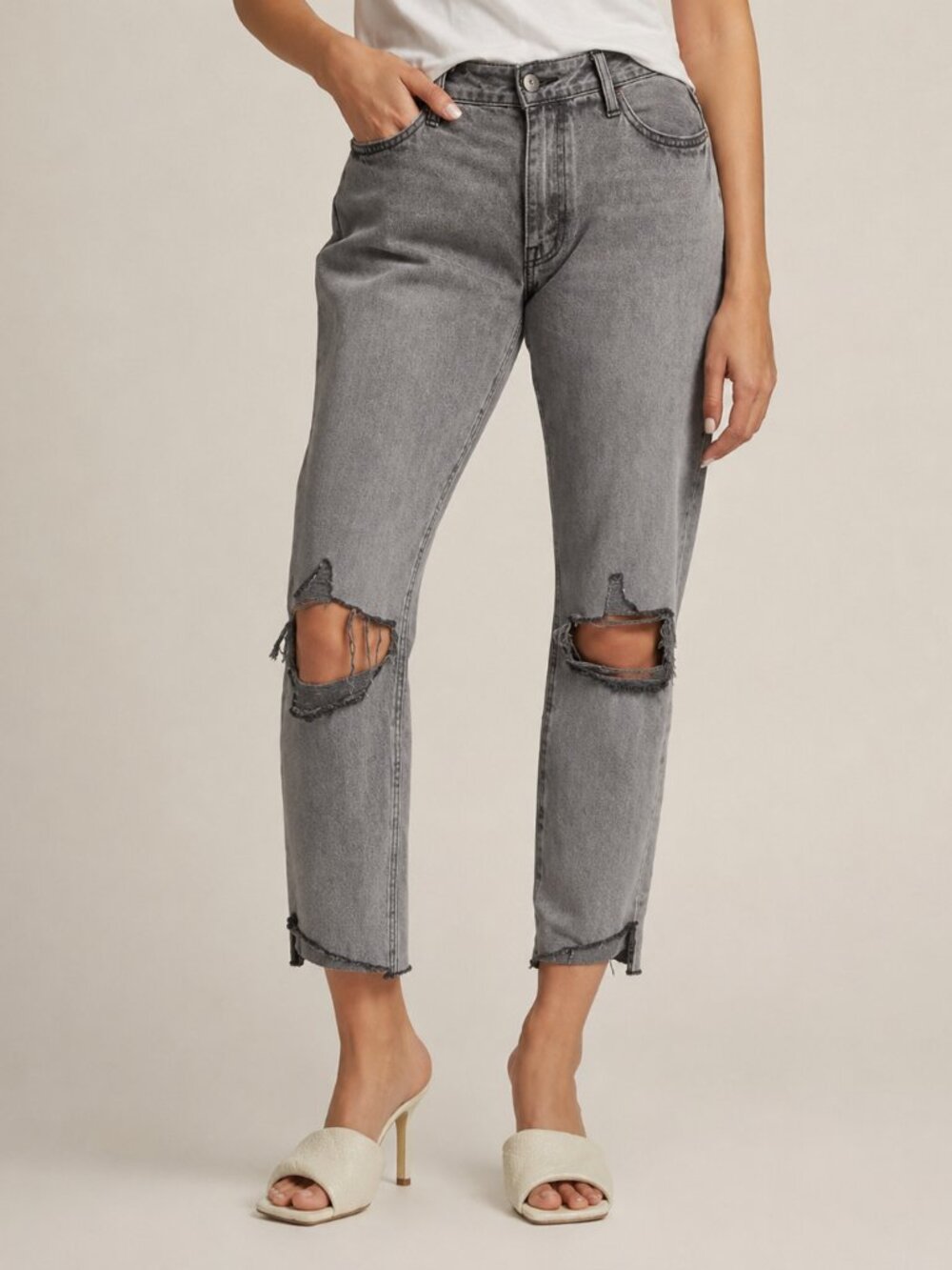 FRAME Le Garcon Mid-Rise Distressed Jeans in Grey Size 27
